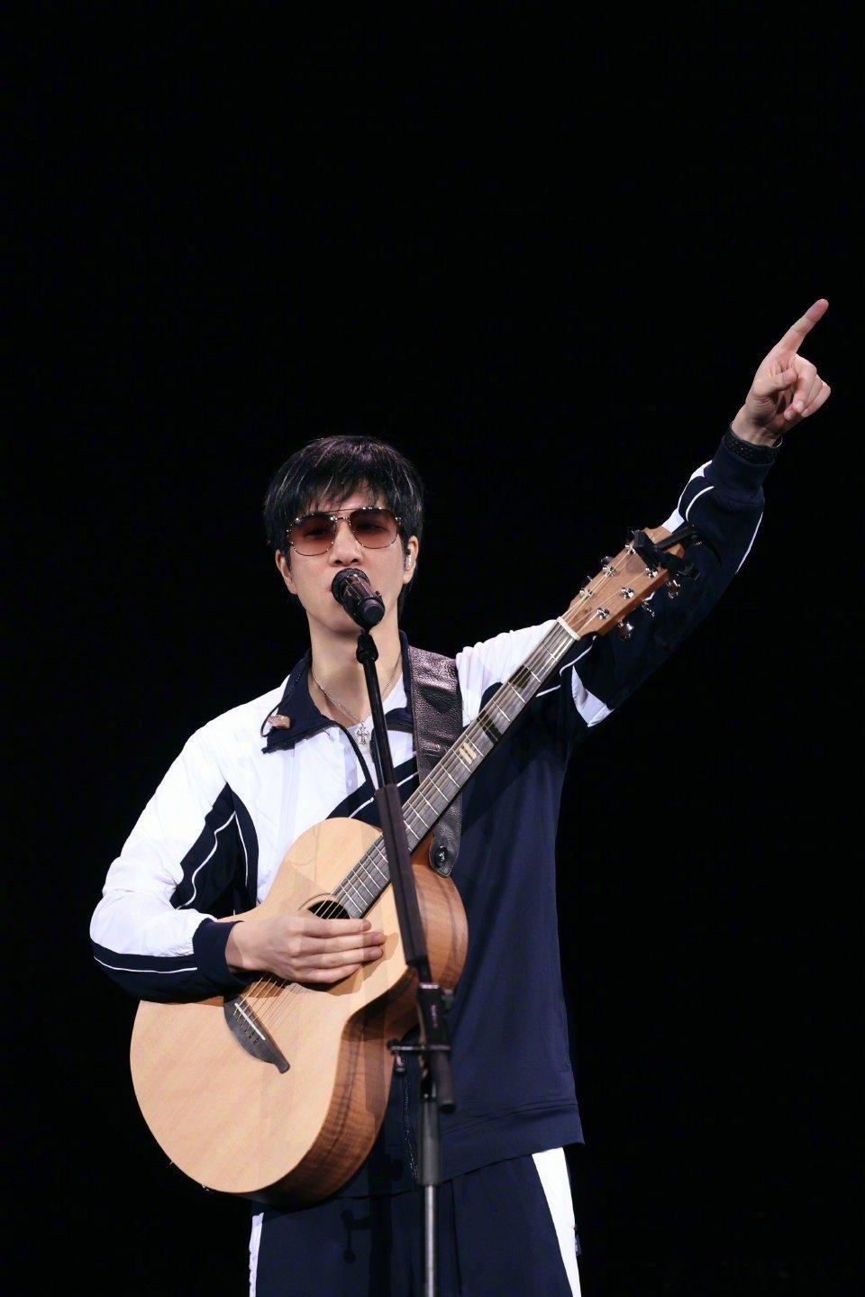 王力宏穿了深圳校服 王力宏深圳演唱会太会了！穿深圳校服超帅，配墨镜挑染学生气十足
