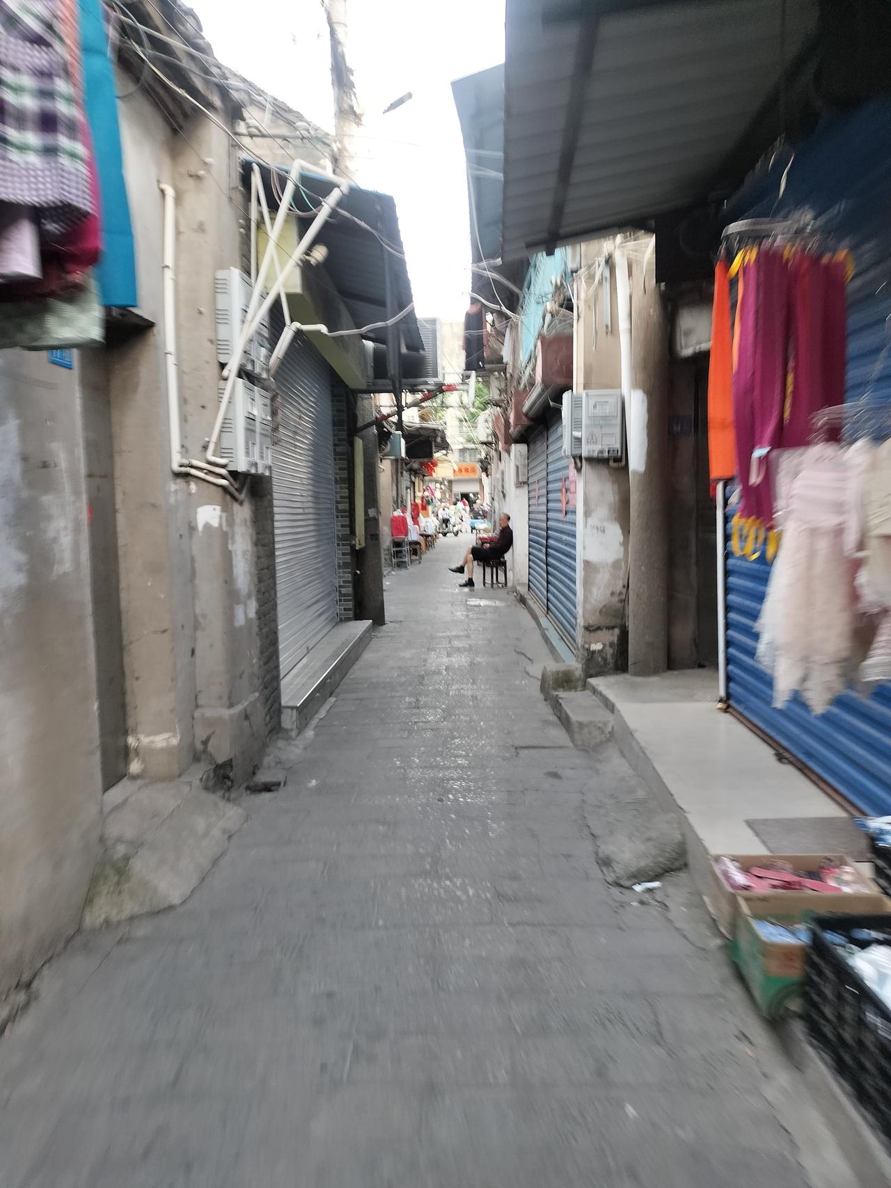 过去的宝应老澡堂，藏着满满的老城情怀。
 
跑堂伙计眼勤手快，帮客人叉衣打理衣物