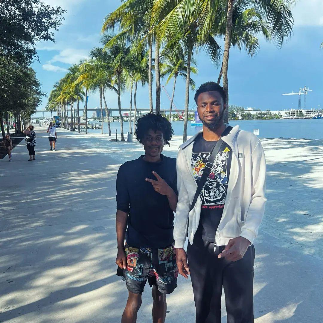 近期在迈阿密被偶遇的嘴哥这身匹克的小行头还行[并不简单][并不简单]#金州勇士[