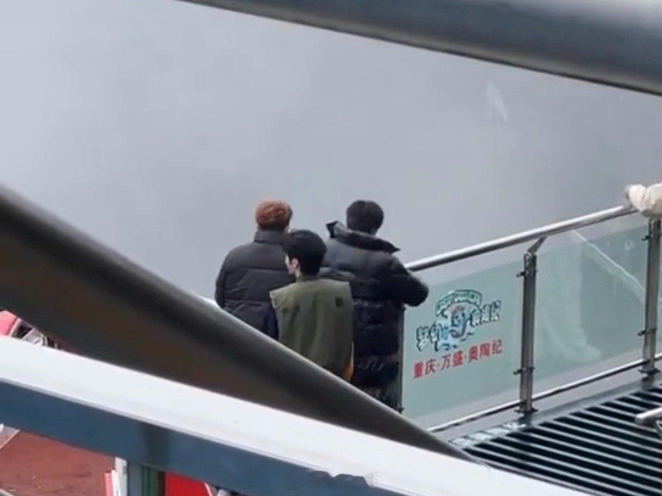 黄子韬把刘耀文照顾的很好就是说《宇宙请注意》还没开播，就已经开始嗑刘耀文和黄子韬