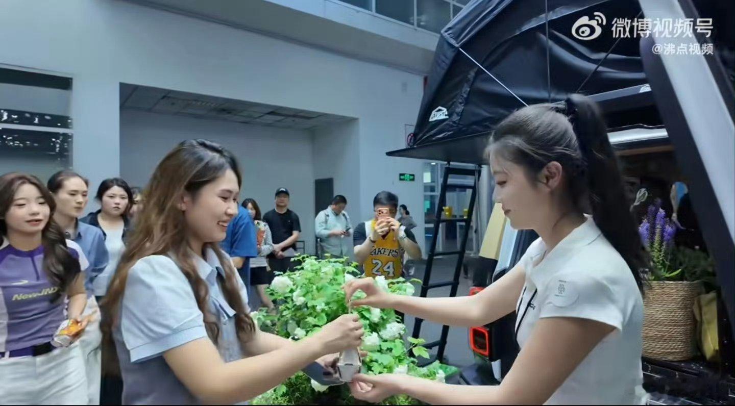 00后北京车展领鸡蛋潮流从来不止高端奢华，不敷衍生活不将就日常，00后排队领鸡蛋