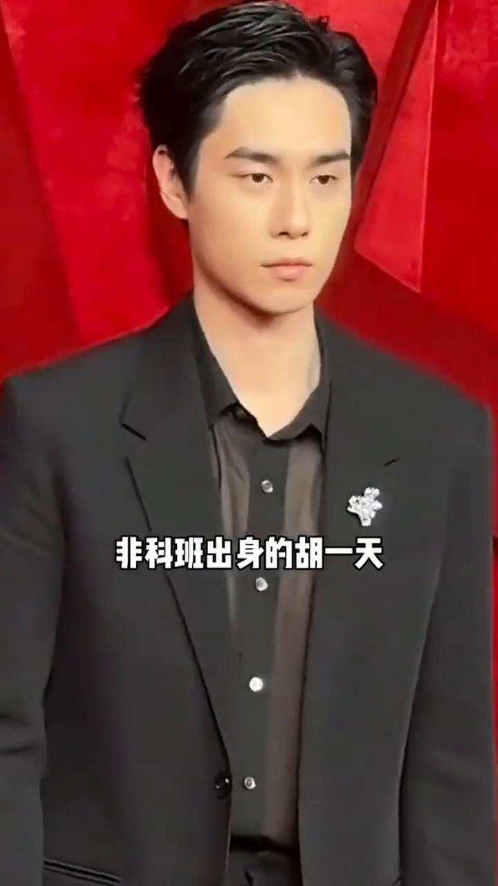 爱的热爱的演员/今昔。
谁能想到时隔6年后再看《亲爱的，热爱的》四大主演，如今人