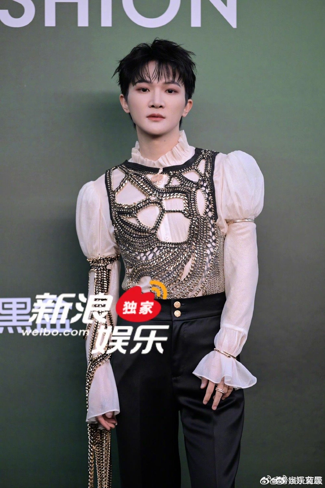 周深红毯像是在拍杂志封面周深这红毯造型也太绝了！自带成片质感，矜贵侧颜配高定礼服