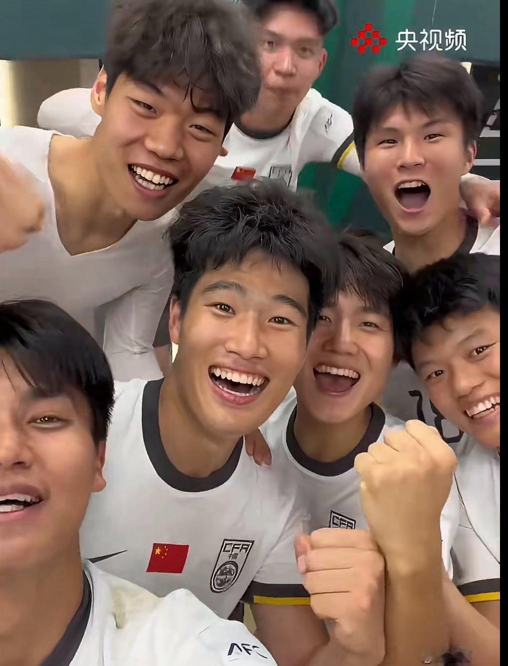 看看国足U23的小伙儿们这精气神再看看男乒😃 