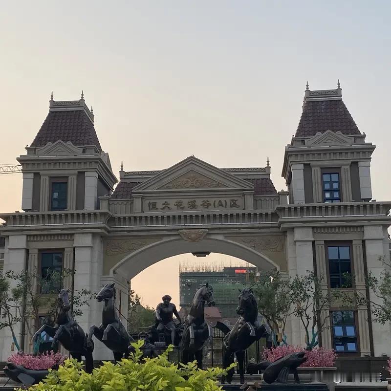 恒大暴雷两年后，那些买了烂尾楼的普通人现在怎样了？

恒大暴雷两年多来，那162