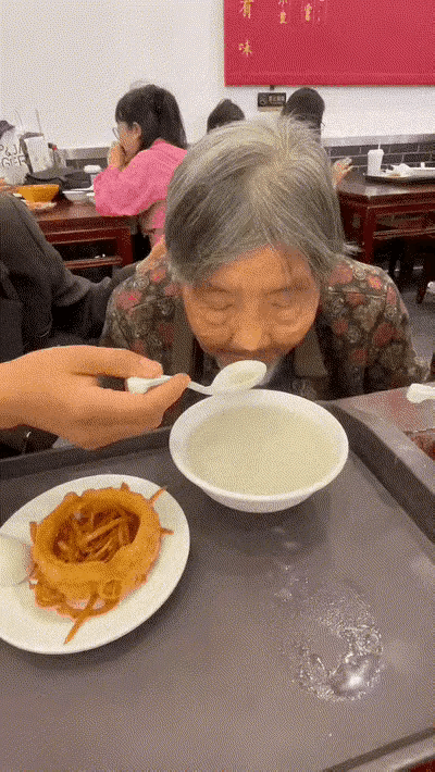 没看懂，这不是喂老人喝汤吗？有人说这是不孝顺，错在哪里呢？