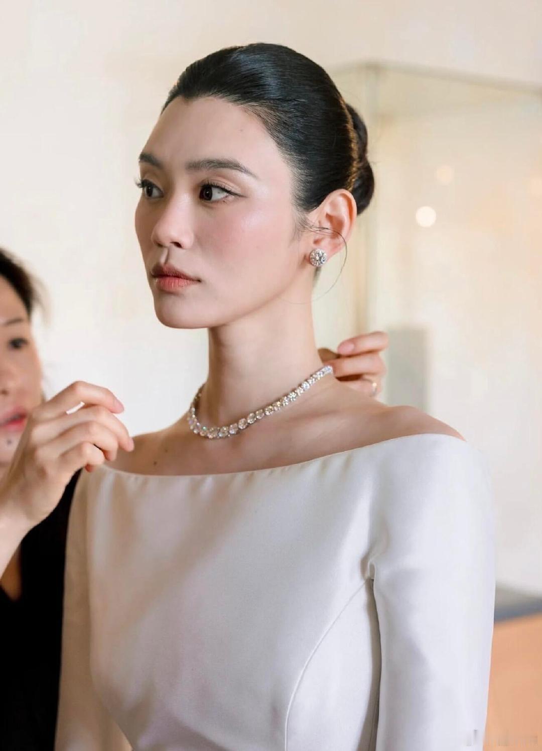 奚梦瑶婚礼新图奚梦瑶看得出她是公主奚梦瑶一身婚纱造型优雅大方，这张真的太美了！