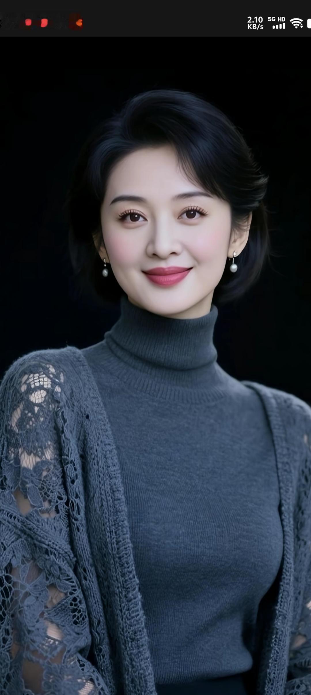 刚刚看到一位网友说，她刚一出门，坐到车里拍了一张照片挺美的，问大家她有多少岁？