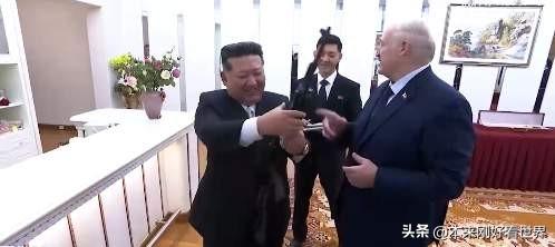 白俄罗斯总统日前对朝鲜进行正式访问，带着朝鲜最高领导人回赠的军刀、贝壳花瓶和纪念