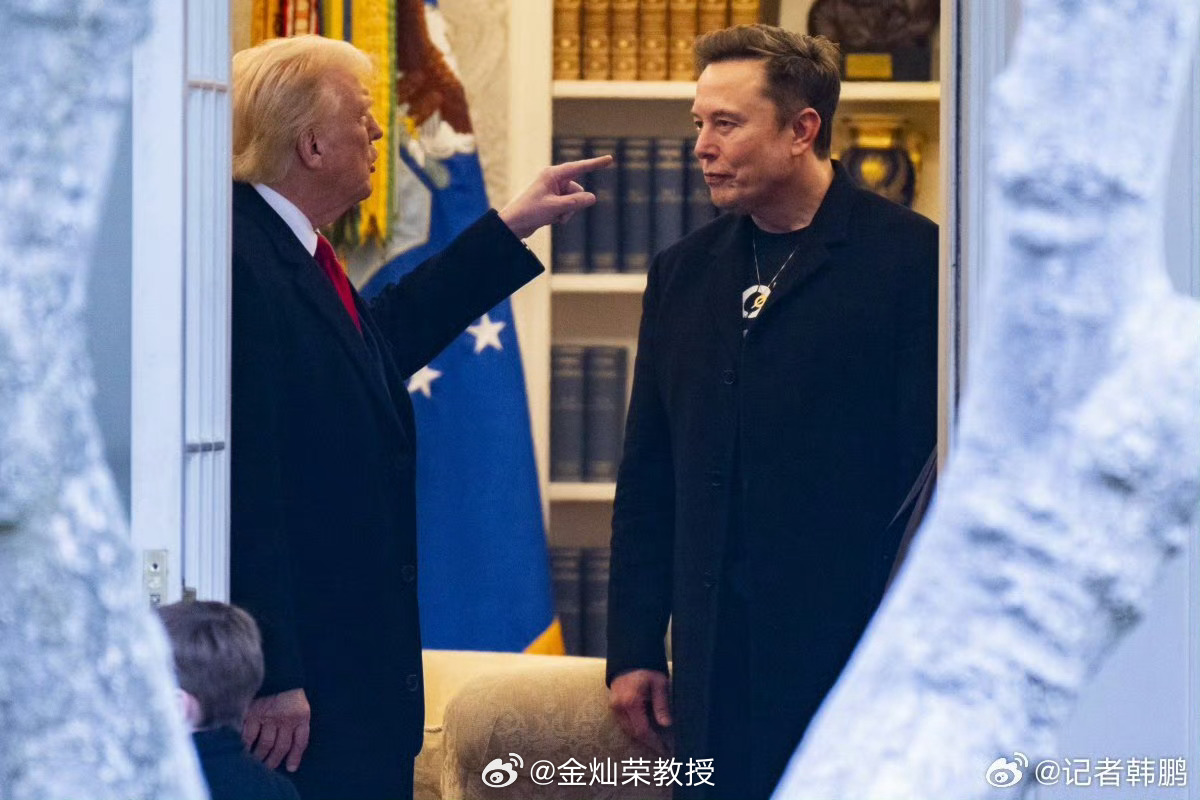 一转身，已是咫尺天涯。 ​​​