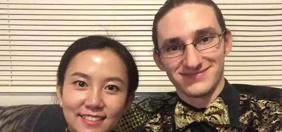 “你应该滚回中国去！”“别用亚洲人的脏习惯喂我的孩子！”2019年这是美国男人对