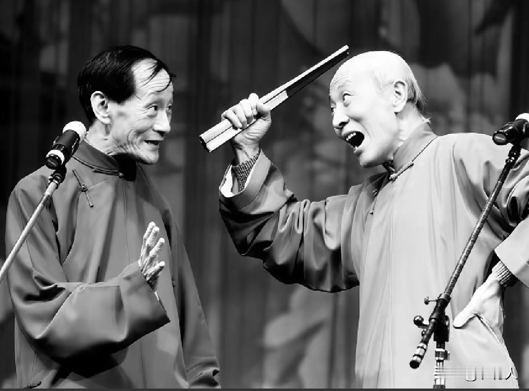 2010年，相声名家田立禾搭档王文玉演出时的一张照片。一把折扇举过头顶，表情神态