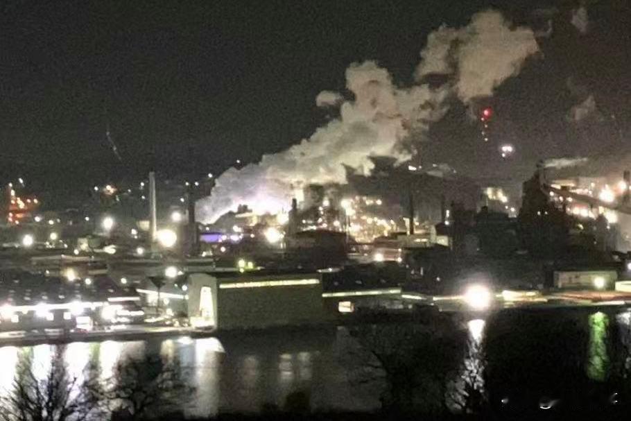 在当地时间12月1日，位于日本北海道室兰市的日本制铁公司旗下一家钢铁厂突发剧烈爆