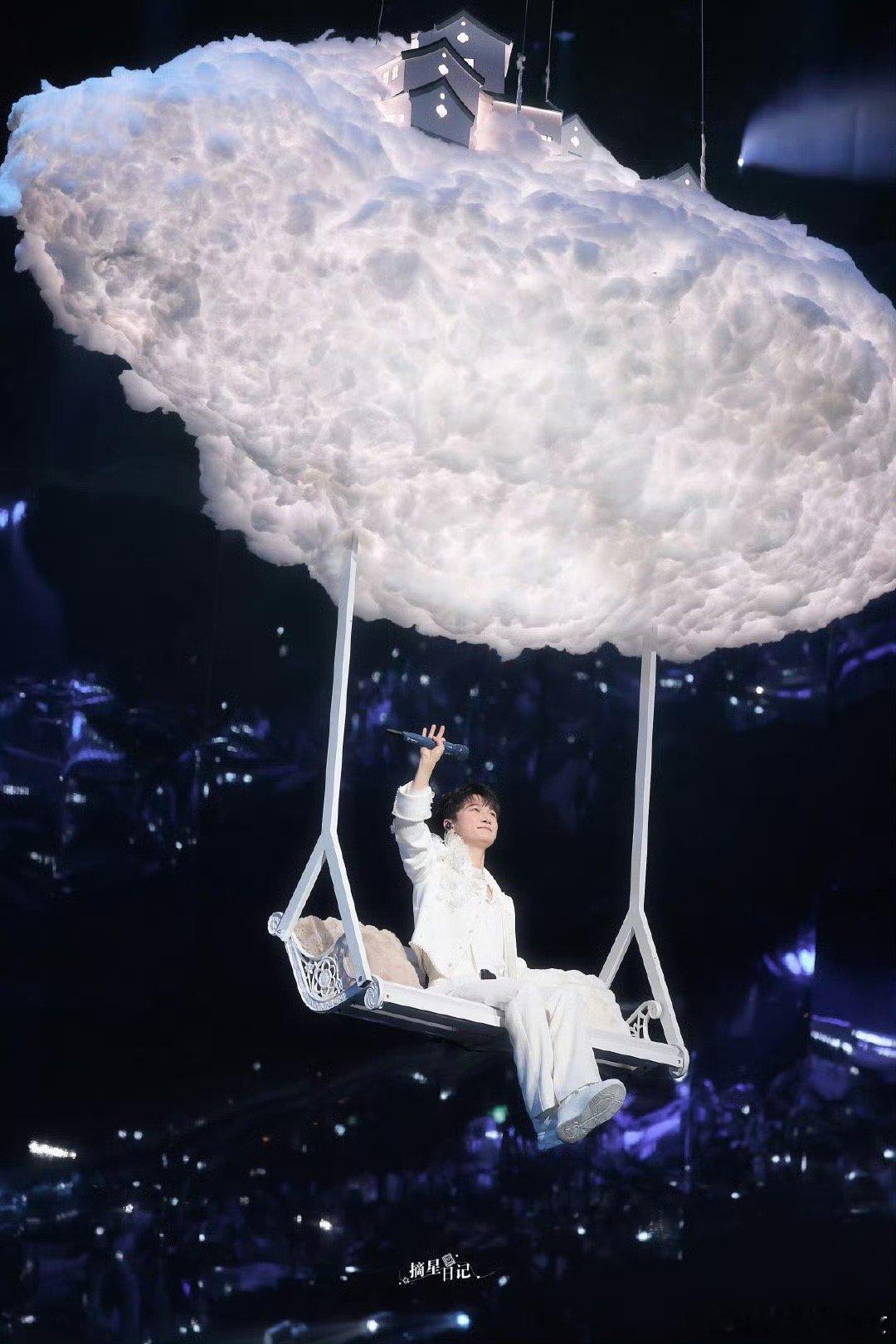 周深弥补了江苏跨年没有杂技的遗憾周深用实力填补遗憾：别人跨年是表演，他是带着嗓子