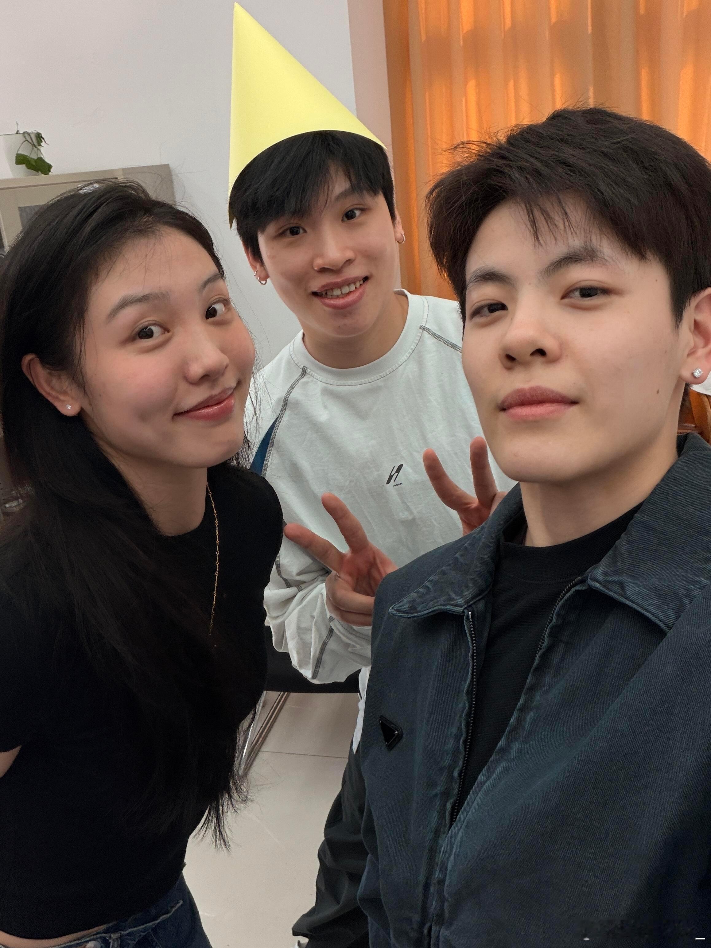 杨舒予杨舒予陈明伶张茹 20260216大手dy和xhs更新中有关小羊合照还有一