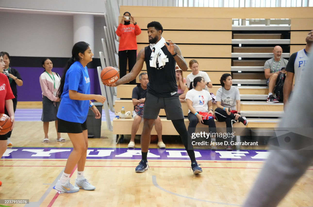 “泡指导”上线！分享一组保罗·乔治今日随队参加NBA关怀（青少年篮球训练营）活动
