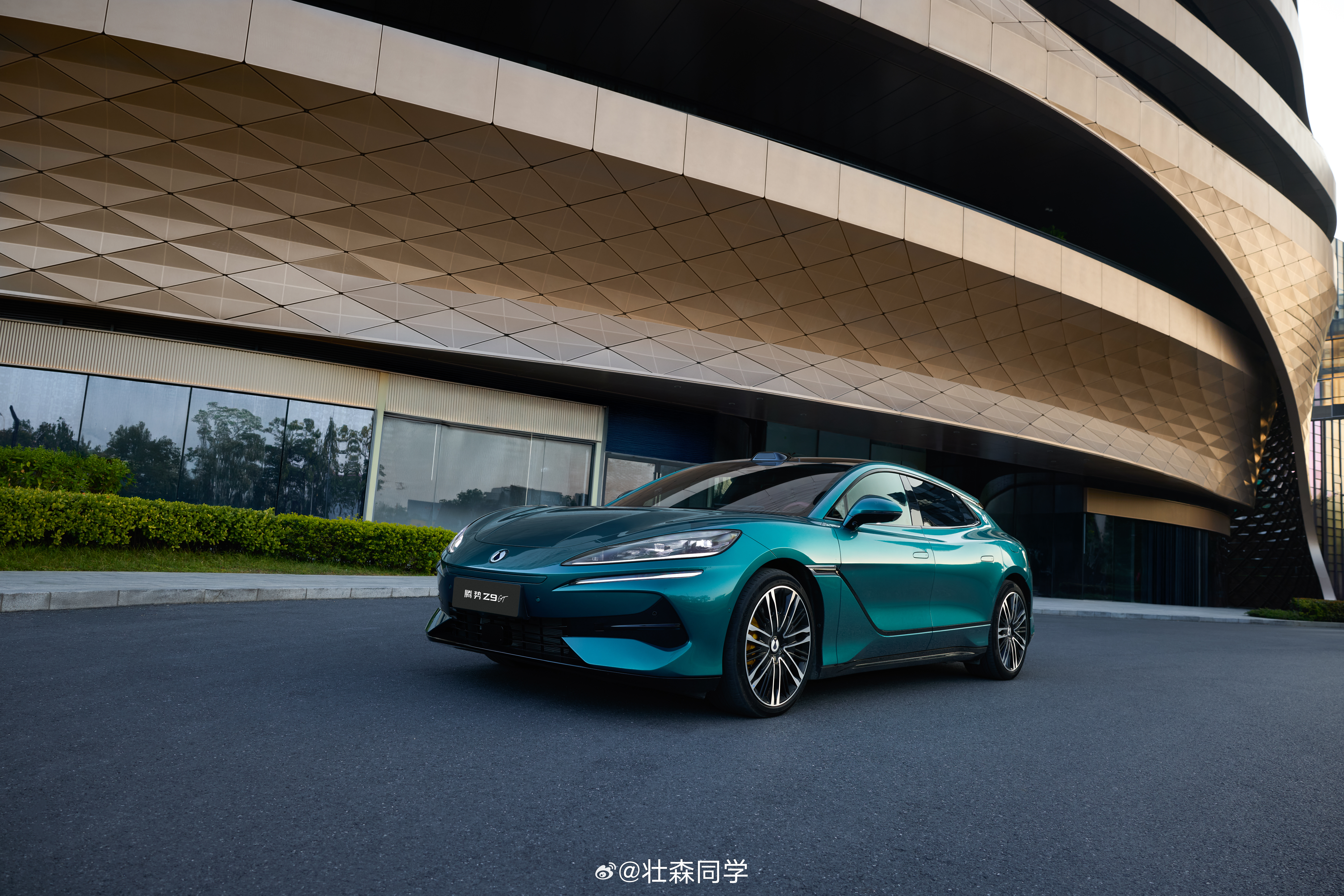 现在新能源卷续航、卷补能已经到了新高度。全新腾势Z9GT直接把标准拉到了新的维度