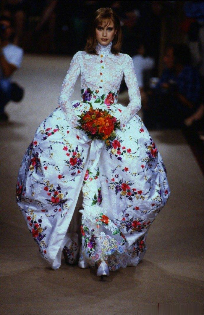 极繁主义无法拒绝的梦中情纱，来自Emanuel Ungaro 1996年高定，由