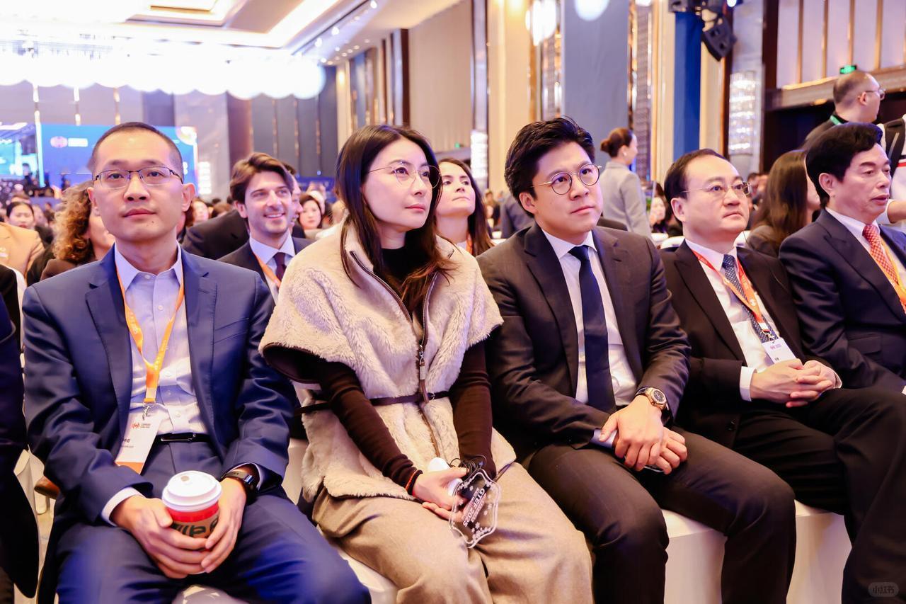 发现没？
郭晶晶有个特点一辈子都改不了。
那就是无论在什么场合，和什么人共同出席