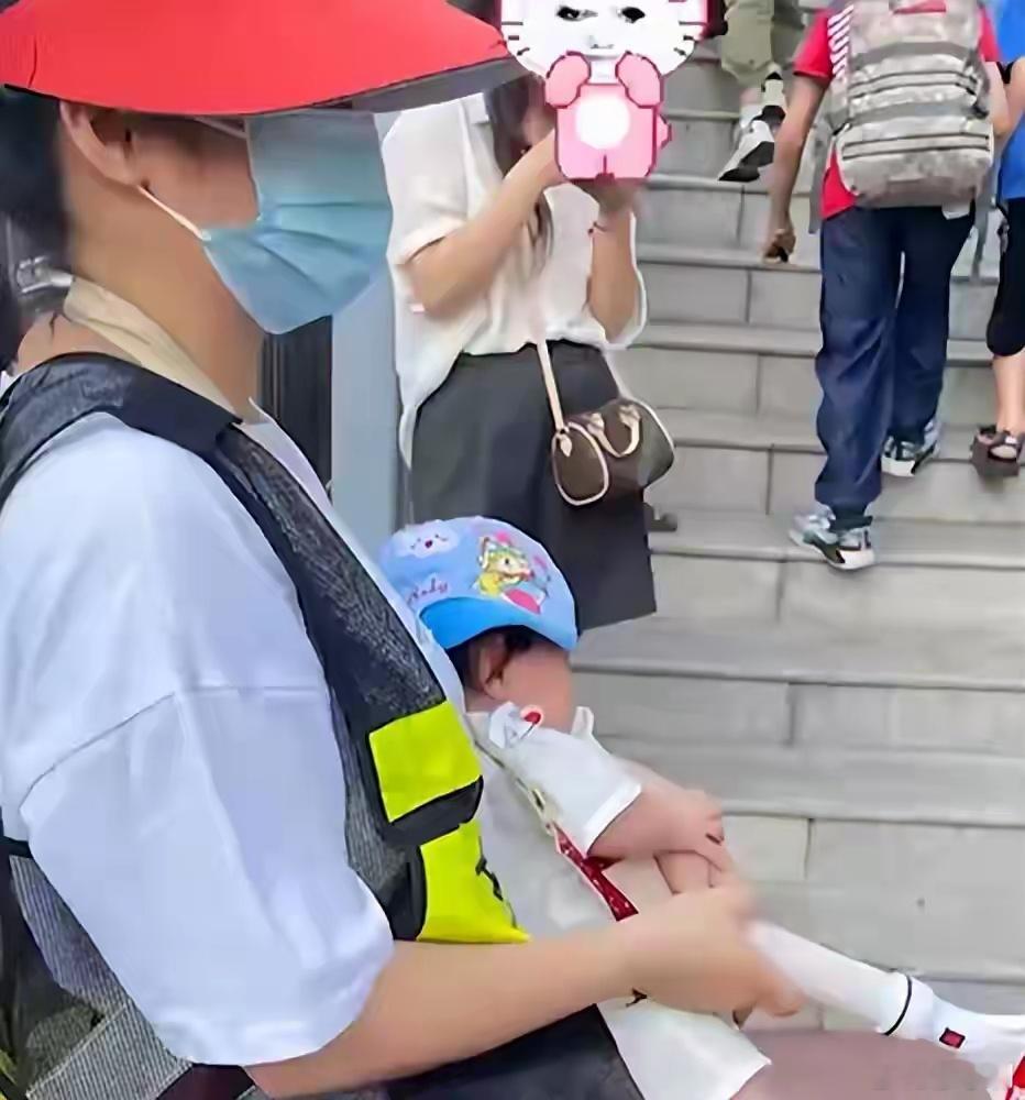 教育局回应家长抱婴儿值护学岗我不知道这个护学岗是谁发明的，典型的形式主义，家长只