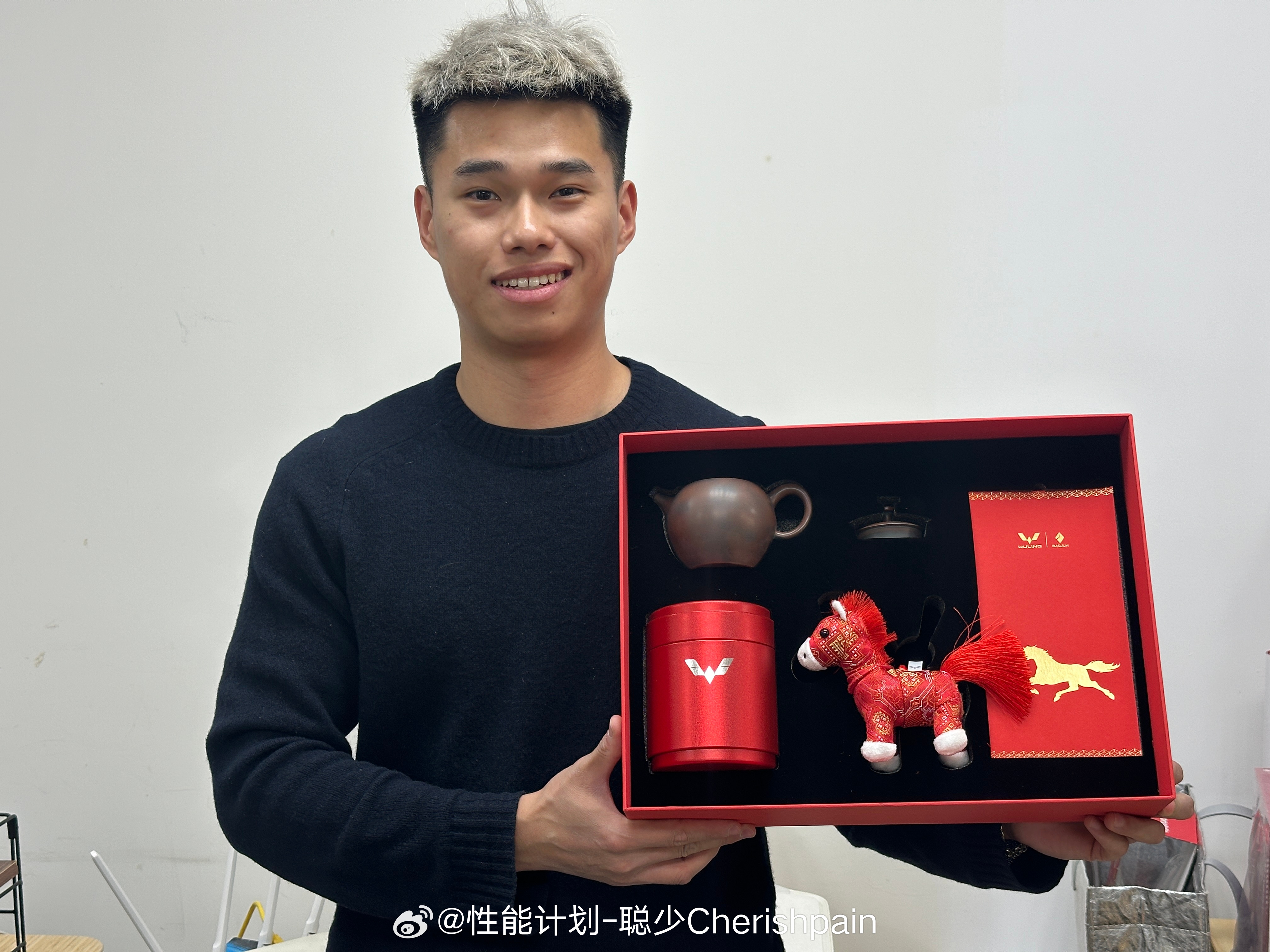 感谢五菱送的新春礼盒有茶有马，让我想起了四个字：茶马古道也祝大家2026年一马当