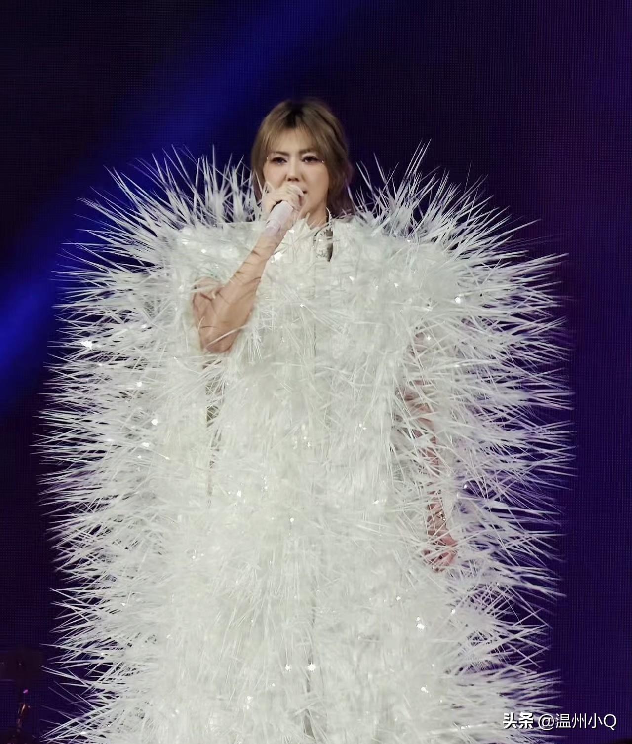 我真的笑不活了，孙燕姿最新演唱会造型被吐槽说像洗杯刷，虽然很损但很形象。