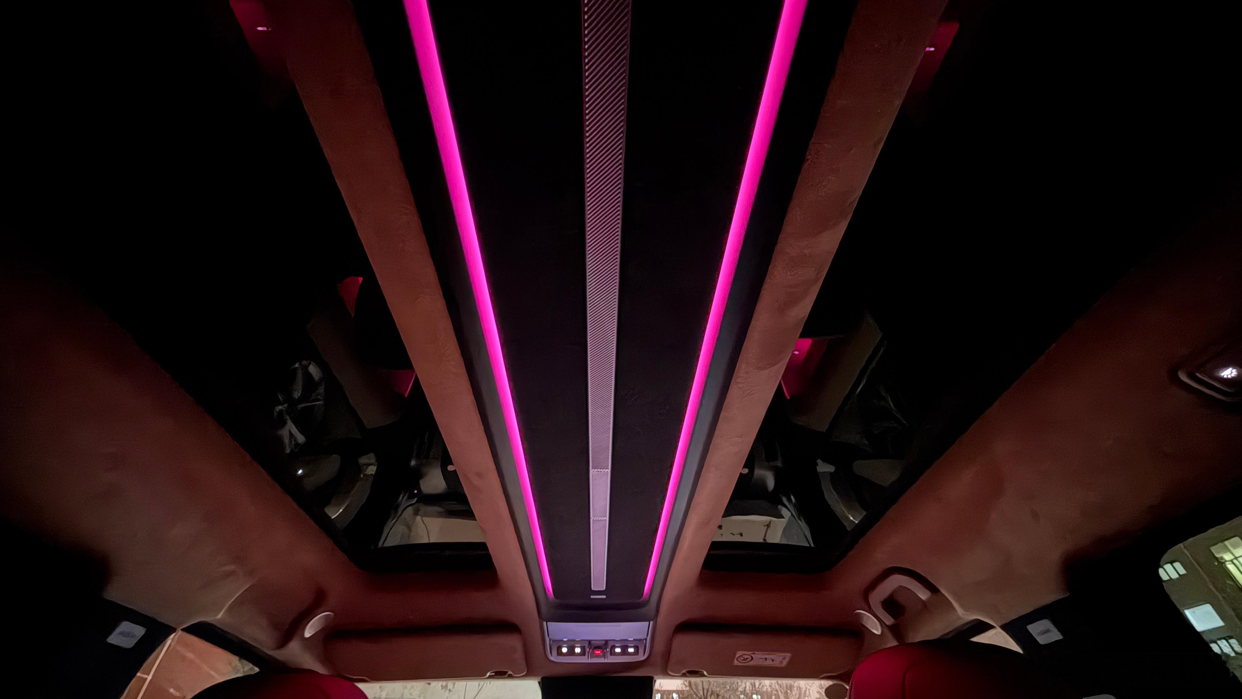 iCAR V27内饰氛围做的真好，尤其这个双天窗的车顶，中间纵梁这两道漫反射的氛