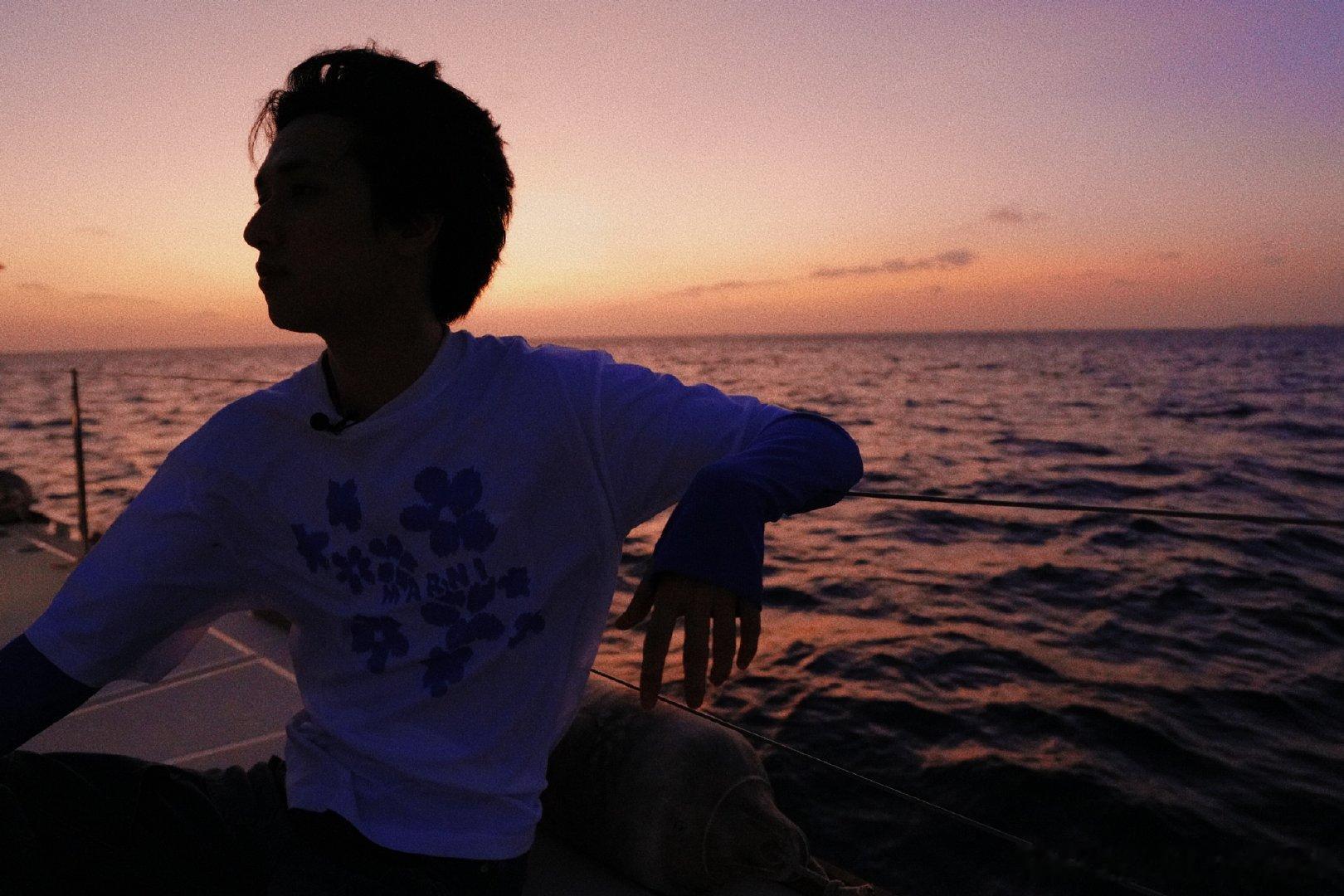 严浩翔情人节营业随拍照更新海上自拍[憧憬]夕阳下的独特氛围感！捕捉帅气瞬间 