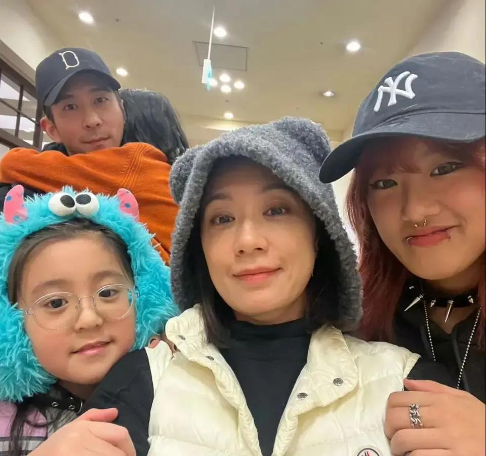 网友说贾静雯的女儿梧桐妹变漂亮了，却因为带了唇钉、舌钉和鼻钉引发热议，看起来她非