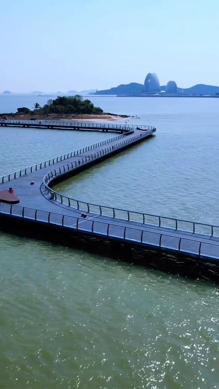 苦涩的海风阵阵吹送，海面一片朦胧何处有你影踪。远处汽笛声声夹着海浪声，催老我美丽