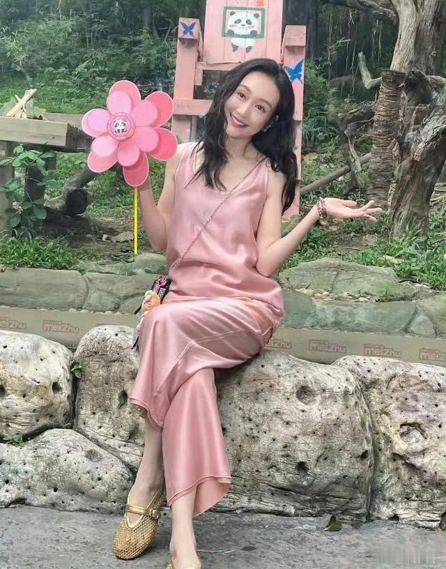 生完孩子的王鸥，看着是不是有些老了。 ​​​