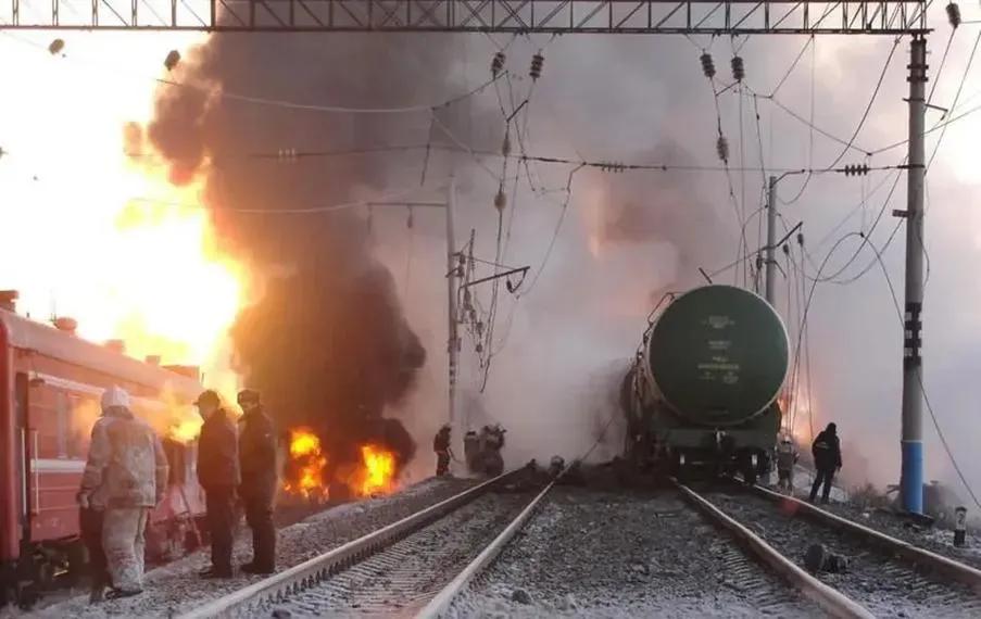 英防长险些被俄导弹炸死，列车紧急停靠拉响警报，俄军不再手下留情！
 
这事不是巧