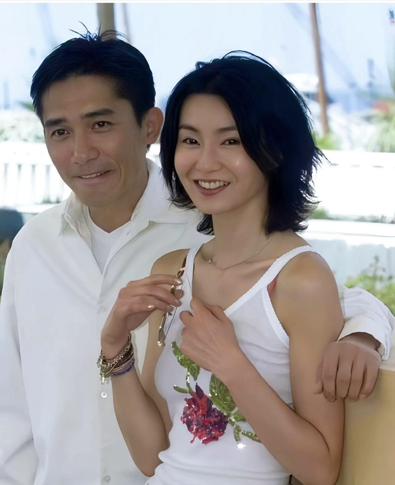 这是2000年张曼玉和梁朝伟在法国戛纳的一张合影！定格了两人的高光瞬间，彼时‌张