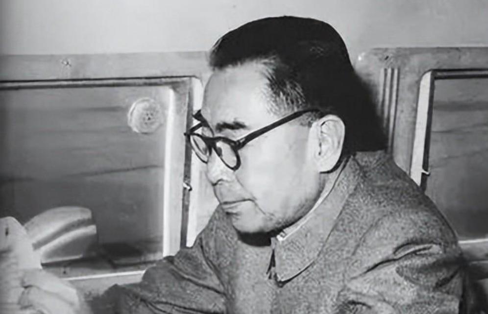 1974年10月，北京协和医院。深夜的病房里，一盏昏黄的台灯勉强驱散着黑暗。"总