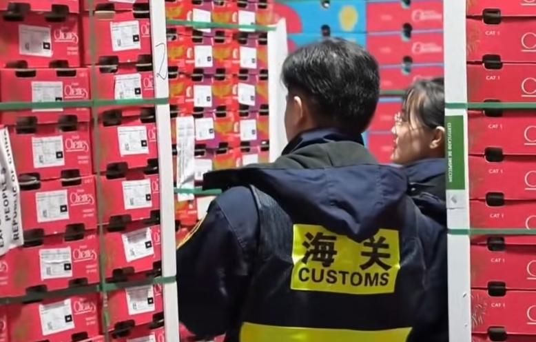 如果咱们不枪毙一批不知好歹，出卖国家利益的走私人员，难遏制住吃里扒外的内奸。续两