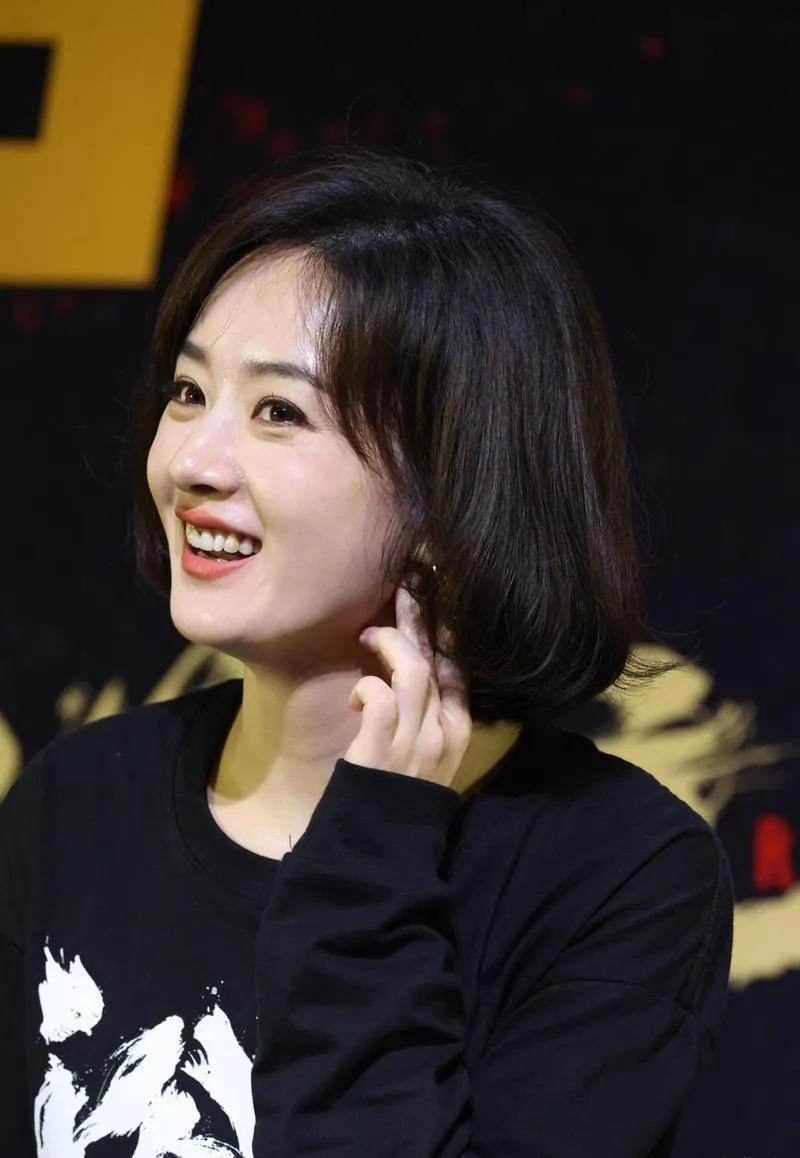 赵丽颖这个波波头，确实有焕然一新的感觉！干练飒爽，知性优雅，有着完全另一种的成熟