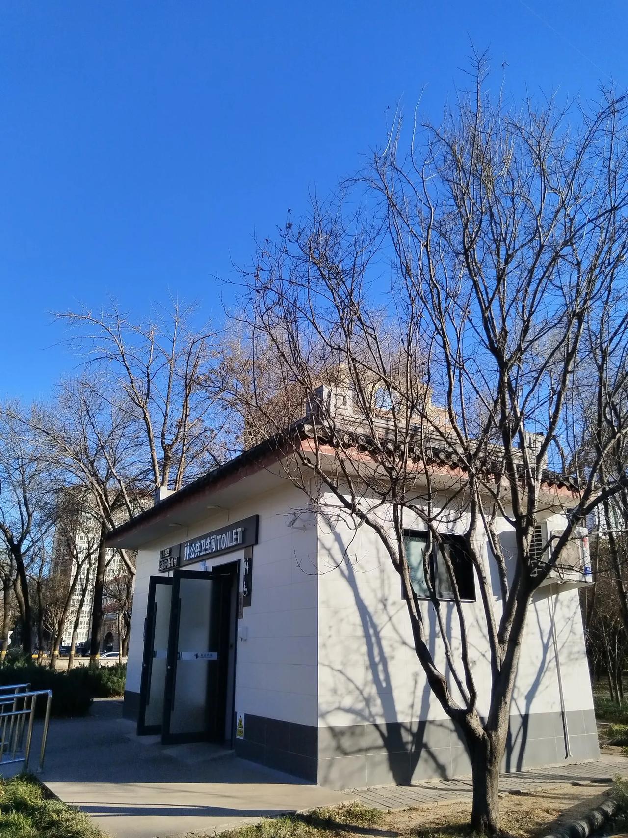 北京公园的公厕，其他城区我不敢说，海淀的，洗手都是热水，卫生员一天到晚在那儿看着