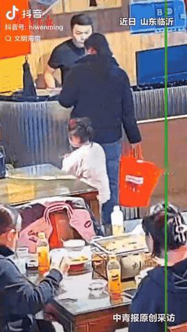 山东临沂，一位母亲给孩子看完病后就身无分文了，她走进餐馆怯生生地对老板说：“能不