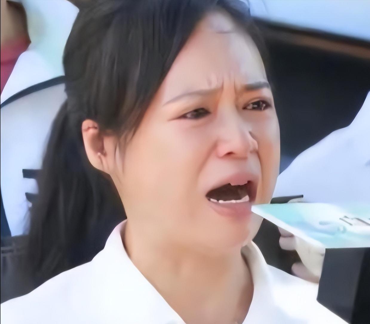 “中国越制裁我，我就越反华！”
 
2024年3月，周君红人在美国参加加州律师考