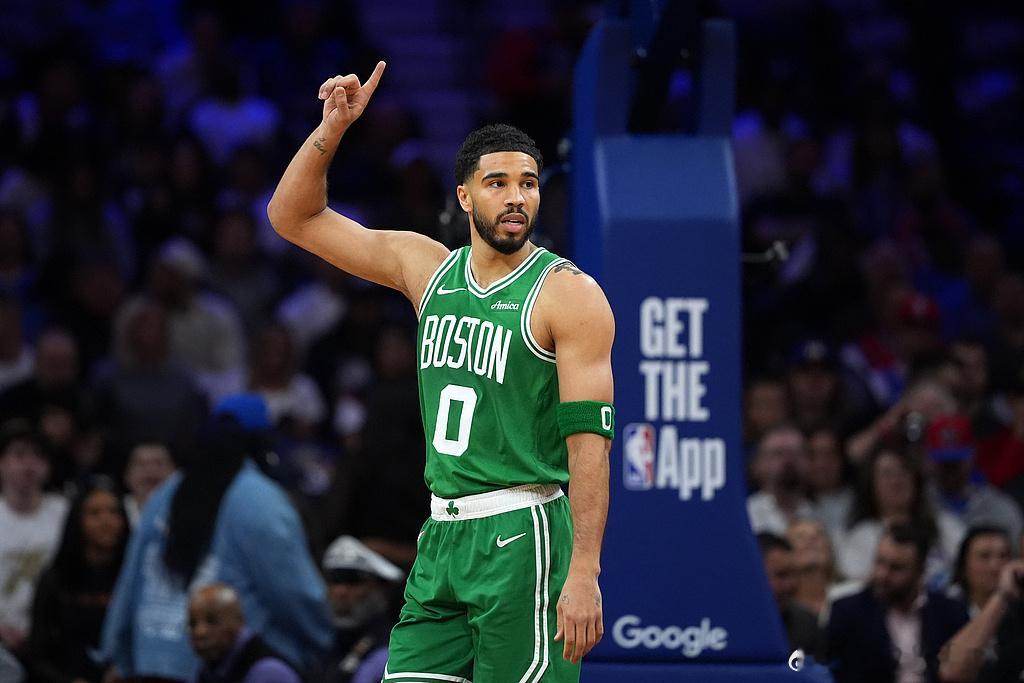 凯尔特人2比1领先76人塔图姆季后赛300分里程碑 凯尔特人107-100战胜7