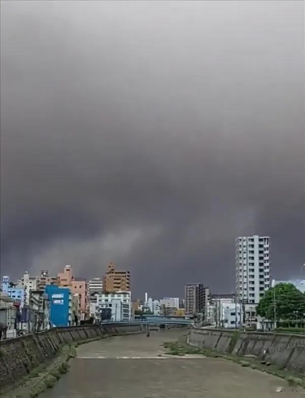 日本又出事了，
这次既不是地震，
也不是核泄漏，而是
火山喷发。
 
6月7日上