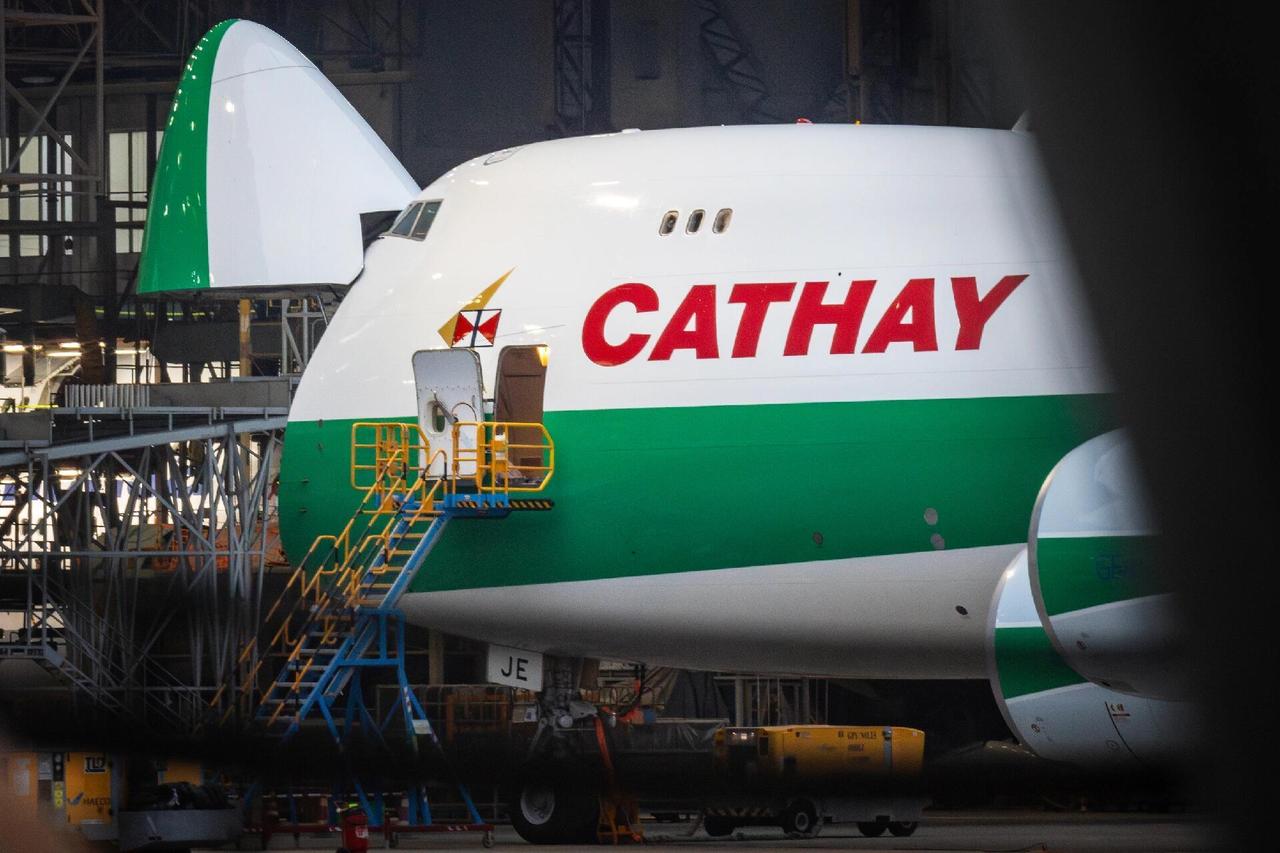 近日，国泰航空为一架波音747F喷涂了特殊涂装，庆祝公司成立80周年，同时致敬该