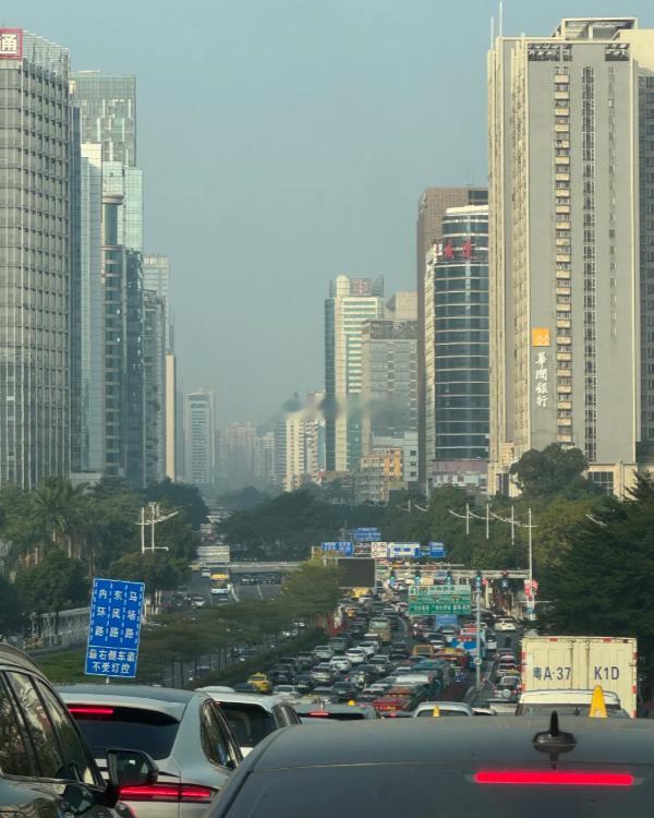 回来了兄弟们，现在去公司的路上，晚点给大家分享一下，明天开盘的行情走势 