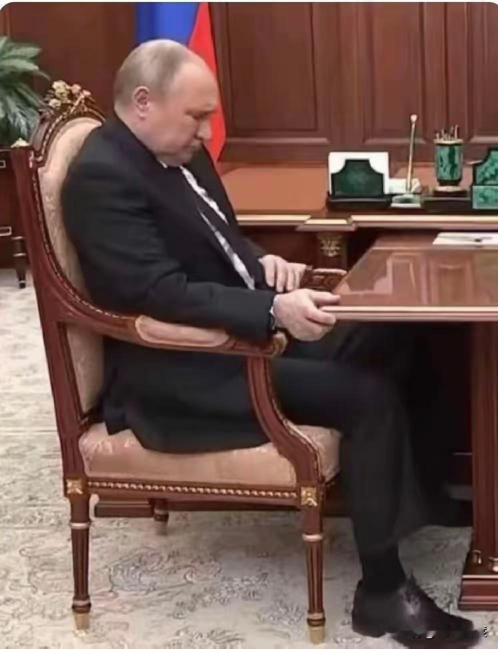能看得出来，
现在他很难，
真的很难。
难在当下难解难分的俄乌战争局势；
难在最