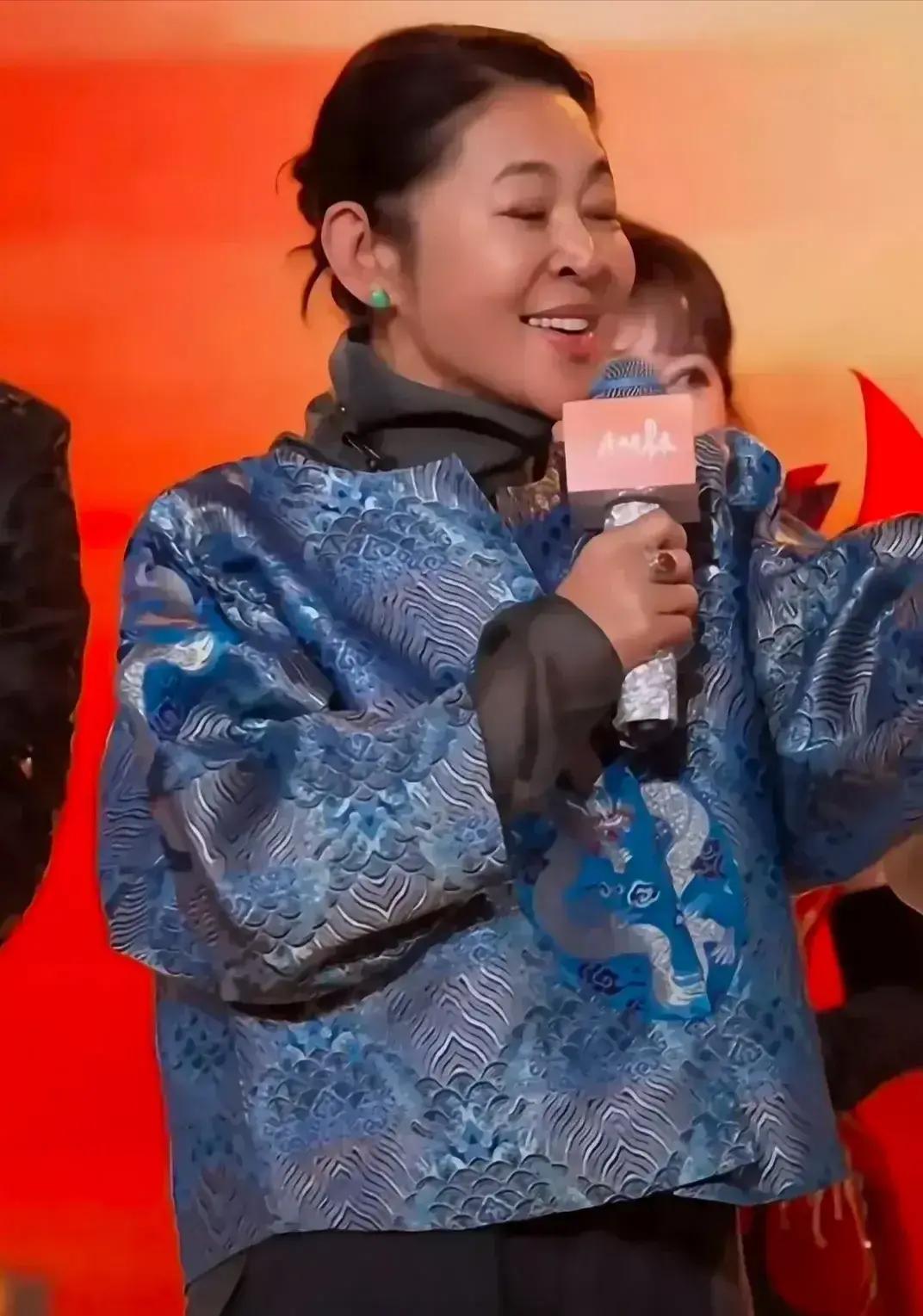 65岁像45岁，她怎么做到的？
 
《漫长的季节》豆瓣9.4分，倪萍演老年李巧云