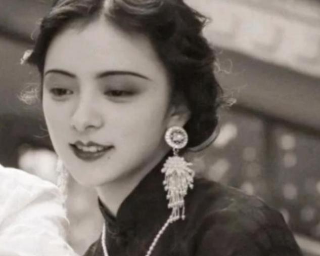 1974年，90岁的杨森迎娶了17岁的张灵凤。洞房之夜，就在杨森要行房事时，张灵