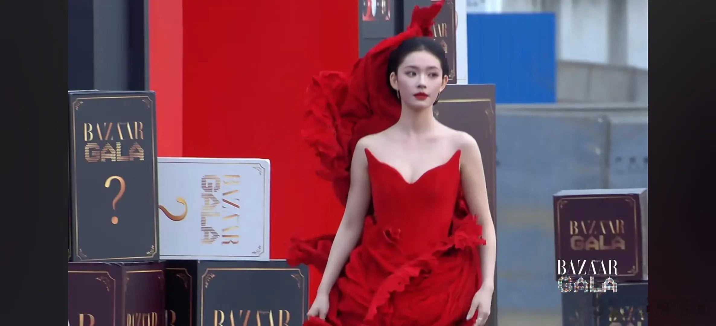 林允好完美的一颗头，为什么95花比美都不带她 ​​​