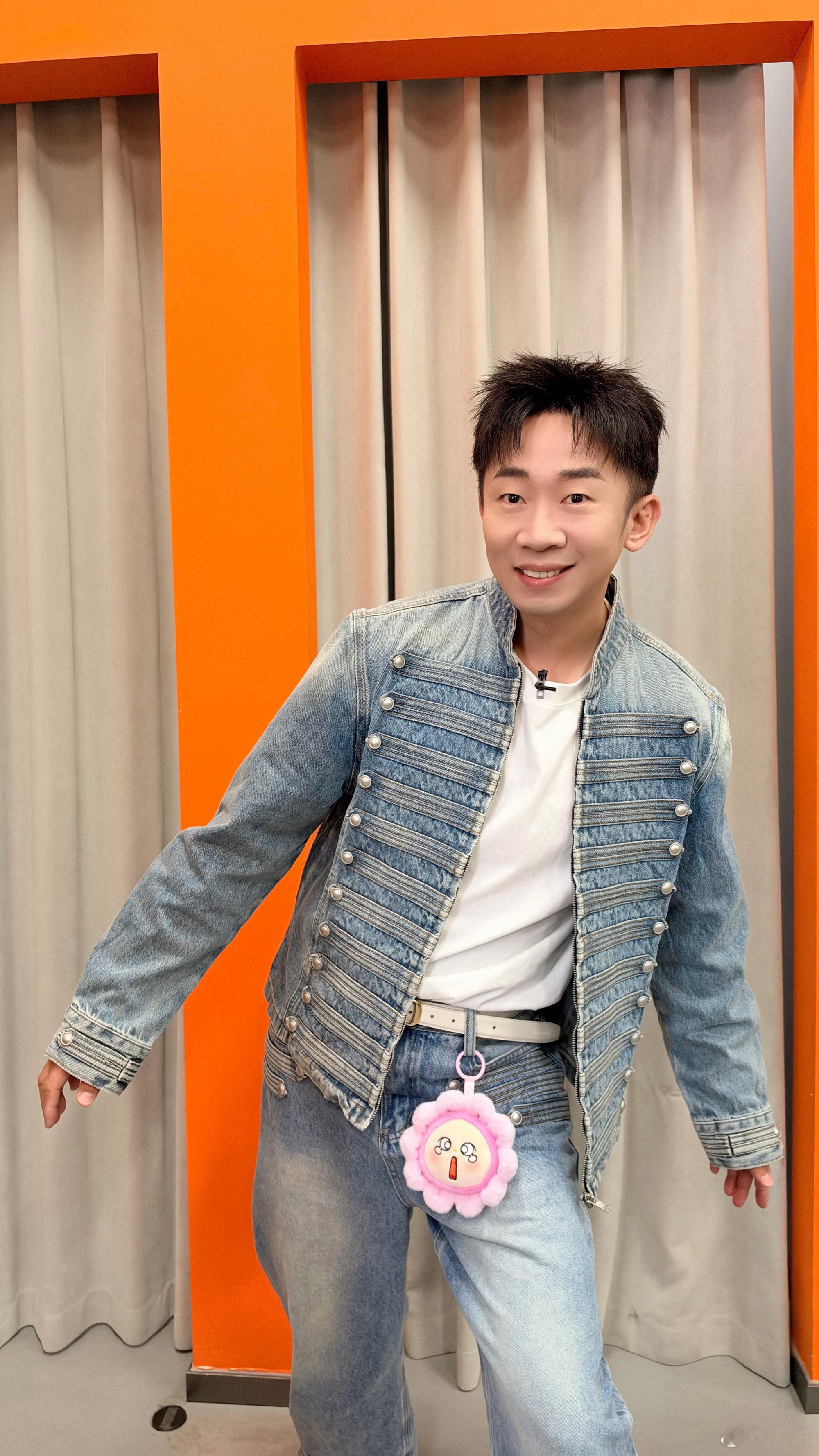 杨迪对粉丝出手太大方了杨迪和粉丝打闹起来像兄妹 笑不活了，粉丝拉行李箱专程来收礼