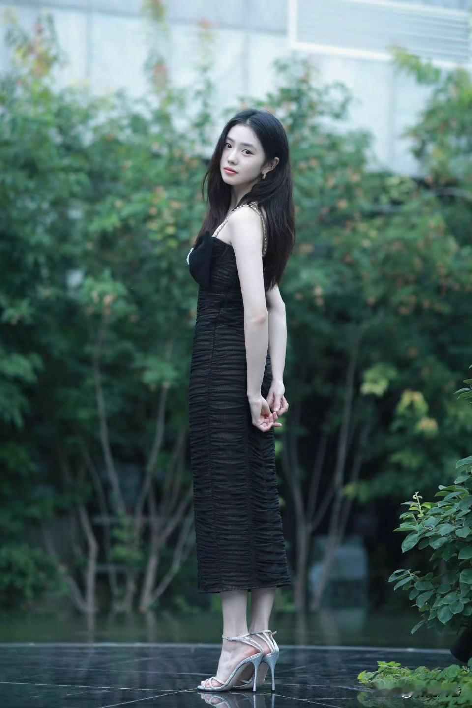 00后的刘浩存，长相甜美，身姿高挑曼妙，作为北舞优秀毕业生的她，春晚一曲民族舞惊