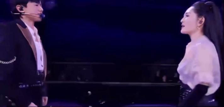 跨年张杰谢娜合体共舞
谢娜猜到张杰唯粉会对她不满
但她一定没想到粉丝连张杰都不放